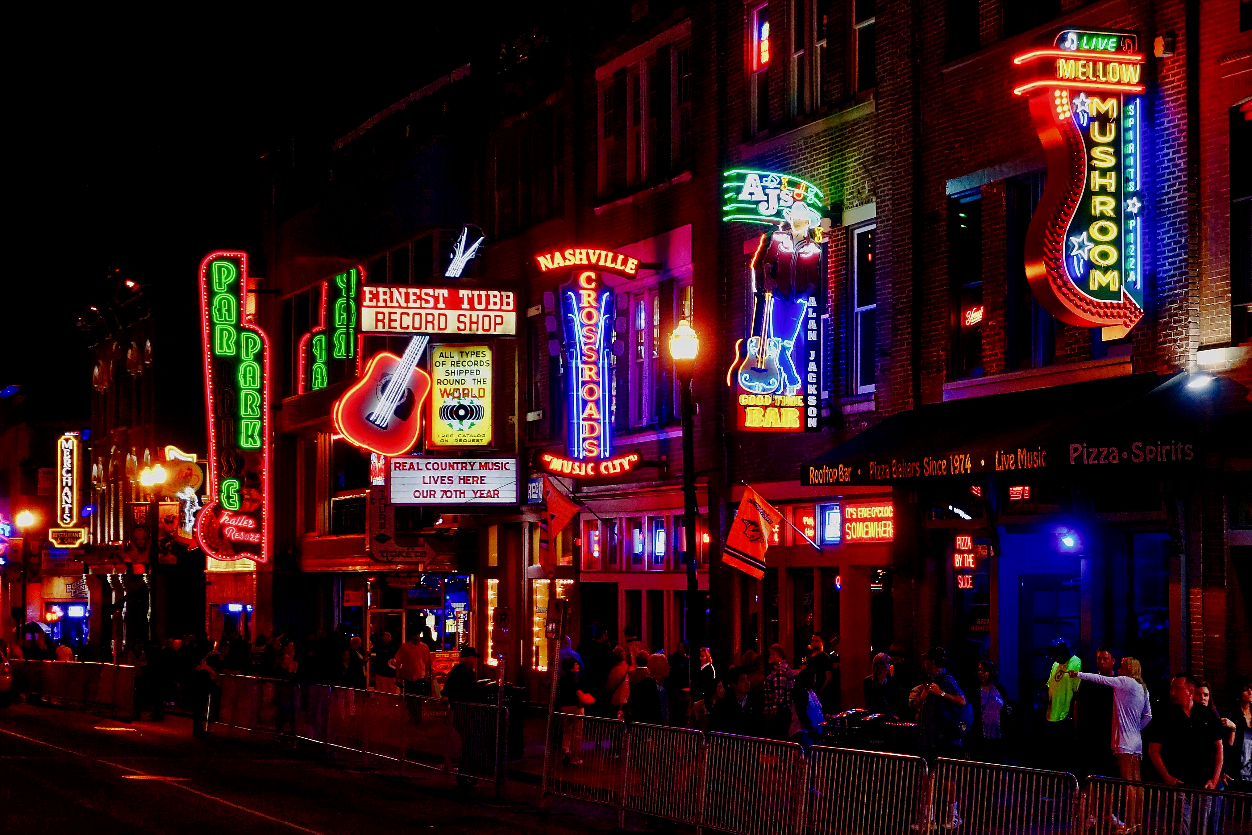 Nashville, Tennessee, USA - 2018.04.25. - On Broadway in Nashville at night. - Image.