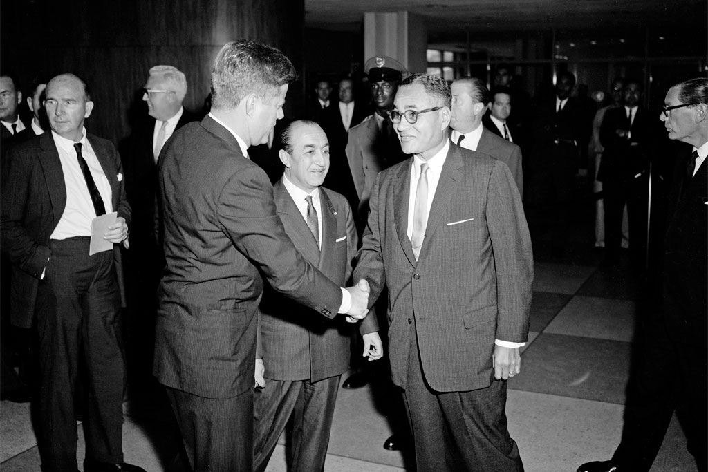 Bunche shakes hands with President Kennedy at UN headquarters in 1963.