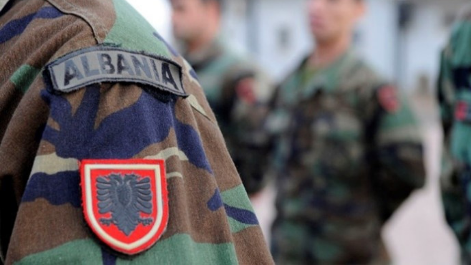 Albanian Armed Forces personnel stand at attention. (Photo courtesy of Creative Commons)